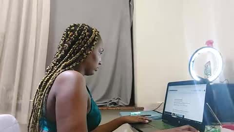 Snapshot of ravenbby chatting on 05/14/26, 04:47 ravenbby online show from 05/14/26, 04:47