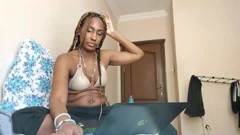 Snapshot of ravenbby chatting on 05/17/26, 12:01 ravenbby online show from 05/17/26, 12:01