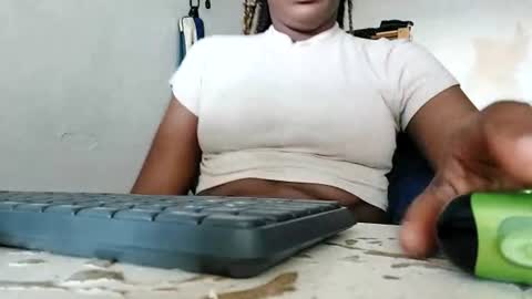 Snapshot of ravenbby chatting on 06/15/26, 04:31 ravenbby online show from 06/15/26, 04:31