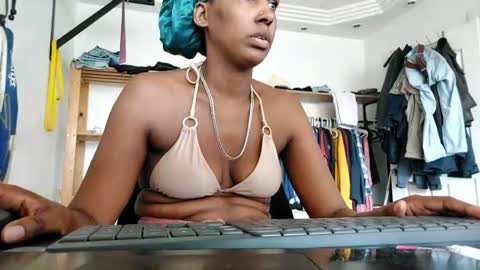 Snapshot of ravenbby chatting on 07/02/26, 12:00 ravenbby online show from 07/02/26, 12:00