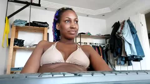 Snapshot of ravenbby chatting on 07/19/26, 03:43 ravenbby online show from 07/19/26, 03:43
