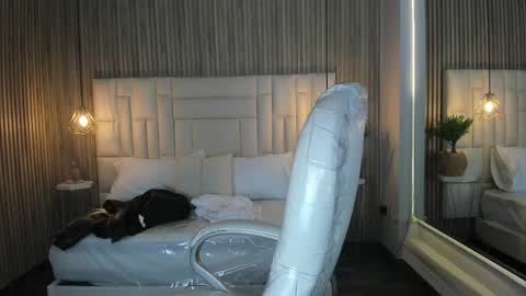 Snapshot of ravenn21 chatting on 02/27/26, 11:32 Raven online show from 02/27/26, 11:32