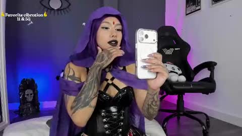 Snapshot of ravenwitch_ chatting on 06/20/26, 06:22 Raven Witch online show from 06/20/26, 06:22