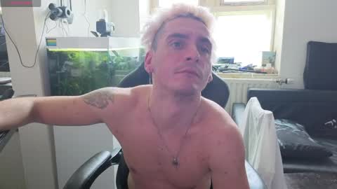Snapshot of rayzel_white chatting on 05/20/26, 01:28 Rayzel White online show from 05/20/26, 01:28