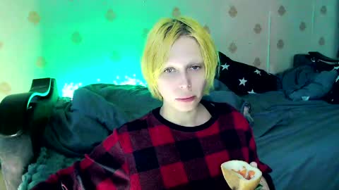 Snapshot of raziel_haze chatting on 04/19/26, 06:56 Yrriel Strife Candy-Demon Caveboy mr. Cringe online show from 04/19/26, 06:56