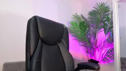 Alina Cruz online show from 11/04/25, 10:31