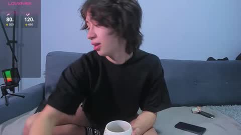 Snapshot of recklessalan chatting on 11/19/25, 04:23 Alan online show from 11/19/25, 04:23