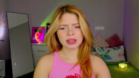 Snapshot of red__candy chatting on 10/21/25, 02:18 red__candy online show from 10/21/25, 02:18