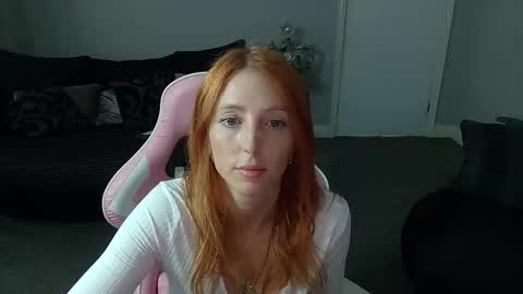 Snapshot of red_firesquirt chatting on 10/08/25, 02:04 Red - online show from 10/08/25, 02:04