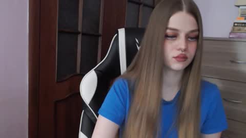 Lily online show from 11/02/25, 01:41