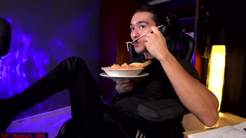 Snapshot of redrum_696 chatting on 12/19/24, 06:34 Red online show from 12/19/24, 06:34