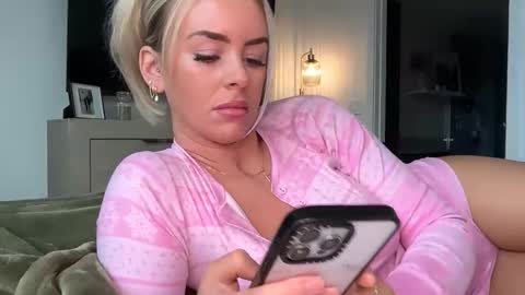 reecemariexx online show from 02/25/26, 05:00