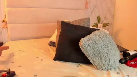 reginavegaa online show from 03/10/25, 06:23