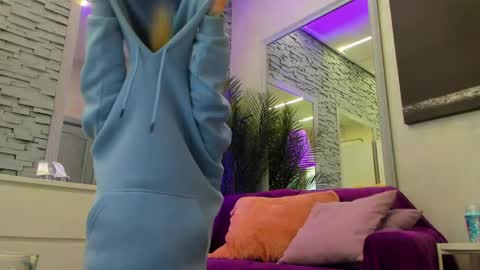 Snapshot of reina_cummings chatting on 05/06/26, 06:19 reina cummings online show from 05/06/26, 06:19
