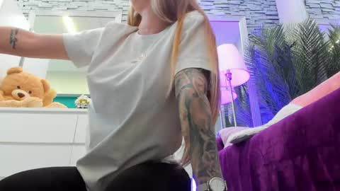 Snapshot of reina_cummings chatting on 05/15/26, 05:47 reina cummings online show from 05/15/26, 05:47