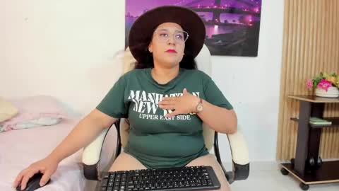 Snapshot of reina_mia1 chatting on 05/01/26, 12:04 Reina Mia online show from 05/01/26, 12:04