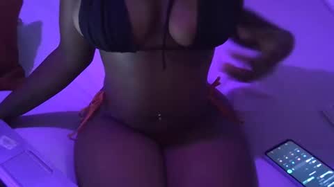 renal_queen online show from 10/22/25, 11:21