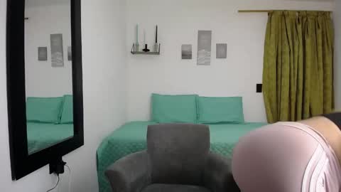 Snapshot of renata_salinas_1 chatting on 05/20/26, 10:27 Renata Salinas online show from 05/20/26, 10:27