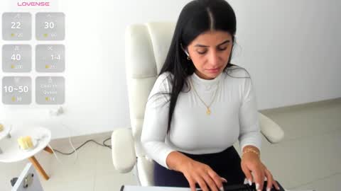 Snapshot of renata_t_ chatting on 01/21/25, 04:05 RENATA online show from 01/21/25, 04:05