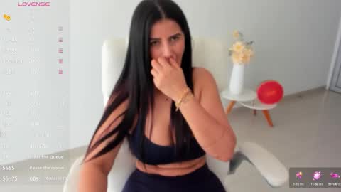 Snapshot of renata_t_ chatting on 10/17/25, 11:57 RENATA online show from 10/17/25, 11:57