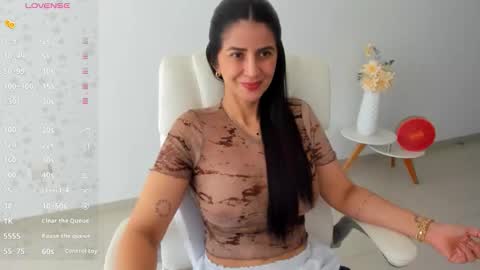Snapshot of renata_t_ chatting on 10/21/25, 02:51 RENATA online show from 10/21/25, 02:51