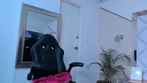 Snapshot of renatarussel chatting on 01/25/25, 05:40 Renata  online show from 01/25/25, 05:40