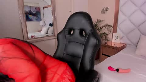 Snapshot of renatarussel chatting on 02/22/25, 12:40 Renata  online show from 02/22/25, 12:40