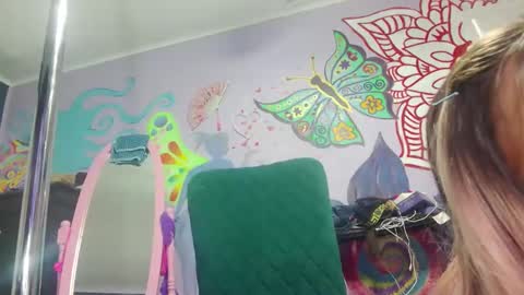 Snapshot of rene_heartz99 chatting on 10/19/25, 11:33 Naughty closet slut here to suck all your friends off  online show from 10/19/25, 11:33