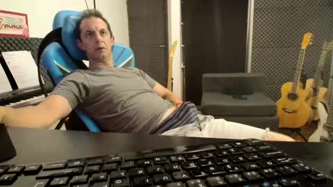 Snapshot of renzorrock chatting on 01/12/25, 01:27 Rock Star online show from 01/12/25, 01:27