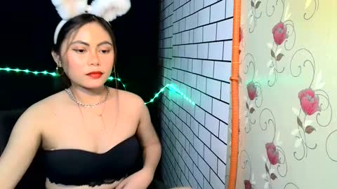 Snapshot of reviya_fox21 chatting on 02/15/25, 05:51 Rose18 online show from 02/15/25, 05:51