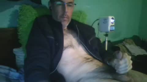 reyes_albert2006 online show from 12/15/25, 06:39