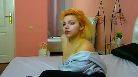 Snapshot of rheaduvall chatting on 02/06/26, 05:01 Rhea online show from 02/06/26, 05:01