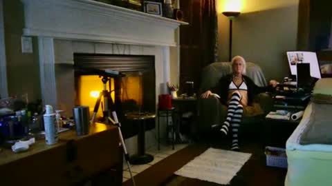 Snapshot of ricks4fun chatting on 01/18/25, 04:04 PINK HOLE TWINK online show from 01/18/25, 04:04