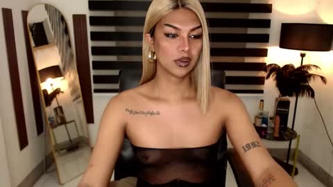 riri online show from 01/11/25, 04:16