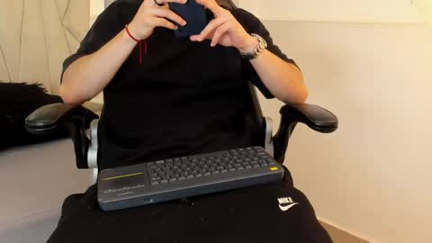 Snapshot of roan_birkin chatting on 04/24/26, 08:22 Roan Birkin online show from 04/24/26, 08:22