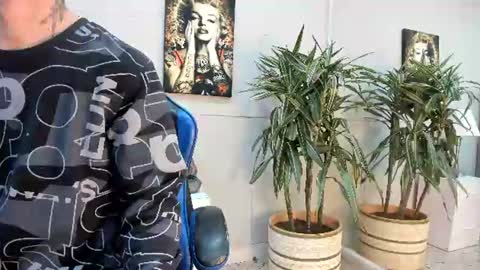 Snapshot of roan_birkin chatting on 06/25/26, 07:29 Roan Birkin online show from 06/25/26, 07:29