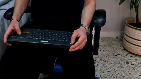 Snapshot of roan_birkin chatting on 06/28/26, 07:20 Roan Birkin online show from 06/28/26, 07:20
