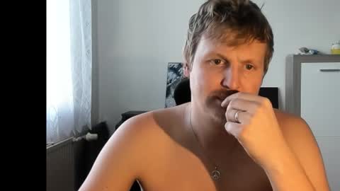 Snapshot of robirt5 chatting on 10/30/25, 01:01 Bob online show from 10/30/25, 01:01