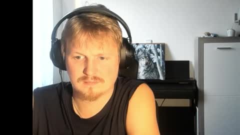 Snapshot of robirt5 chatting on 10/31/25, 03:02 Bob online show from 10/31/25, 03:02