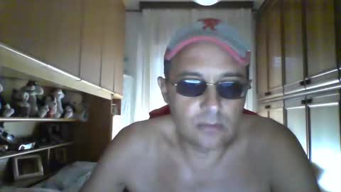 Snapshot of roby360 chatting on 09/14/25, 11:42 robertino online show from 09/14/25, 11:42