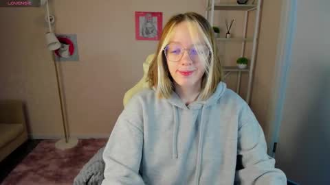 Snapshot of rockett_bunny chatting on 10/03/25, 01:13 Rockett online show from 10/03/25, 01:13