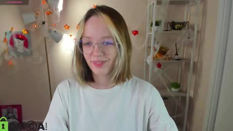 Snapshot of rockett_bunny chatting on 10/21/25, 01:06 Rockett online show from 10/21/25, 01:06