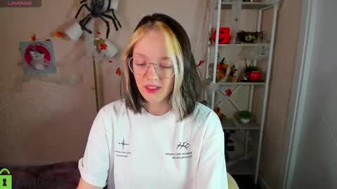 Snapshot of rockett_bunny chatting on 11/06/25, 01:06 Rockett online show from 11/06/25, 01:06