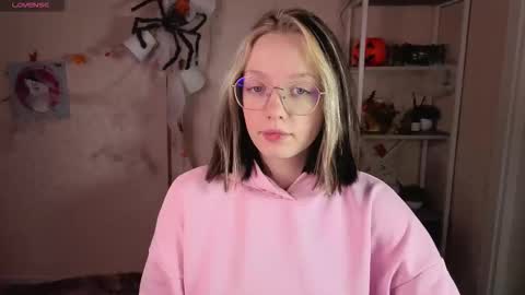 Snapshot of rockett_bunny chatting on 11/11/25, 01:05 Rockett online show from 11/11/25, 01:05