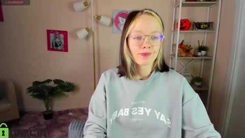 Snapshot of rockett_bunny chatting on 11/17/25, 01:00 Rockett online show from 11/17/25, 01:00