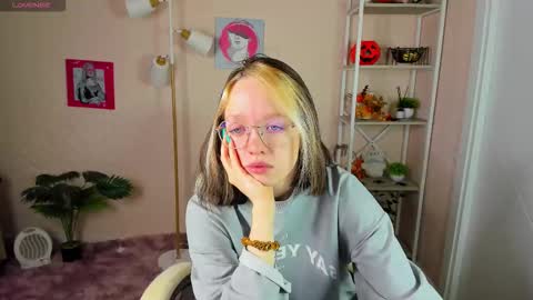 Snapshot of rockett_bunny chatting on 11/19/25, 01:05 Rockett online show from 11/19/25, 01:05