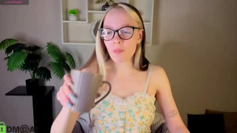 Snapshot of rockett_bunny chatting on 05/12/26, 01:03 Rockett online show from 05/12/26, 01:03