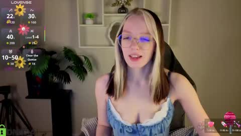 Snapshot of rockett_bunny chatting on 05/13/26, 01:03 Rockett online show from 05/13/26, 01:03