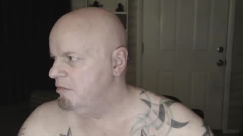 Snapshot of roinaz chatting on 02/21/25, 01:44 roinaz online show from 02/21/25, 01:44