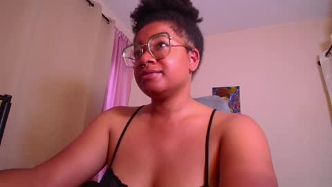 Snapshot of romantic_stargirl chatting on 04/27/26, 12:25 Is A Belle online show from 04/27/26, 12:25